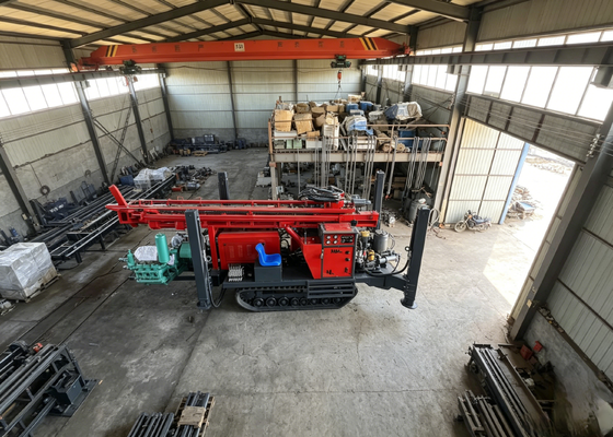 Desert Construction Compact Crawler Drill Machine Dengan Tongkat Pengeboran / Pengeboran Bit