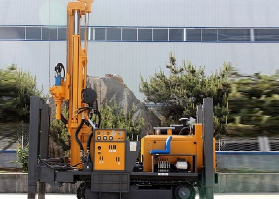 Rotasi Torsi Karet Crawler Mounted Drilling Rig Kedalaman 200 Meter